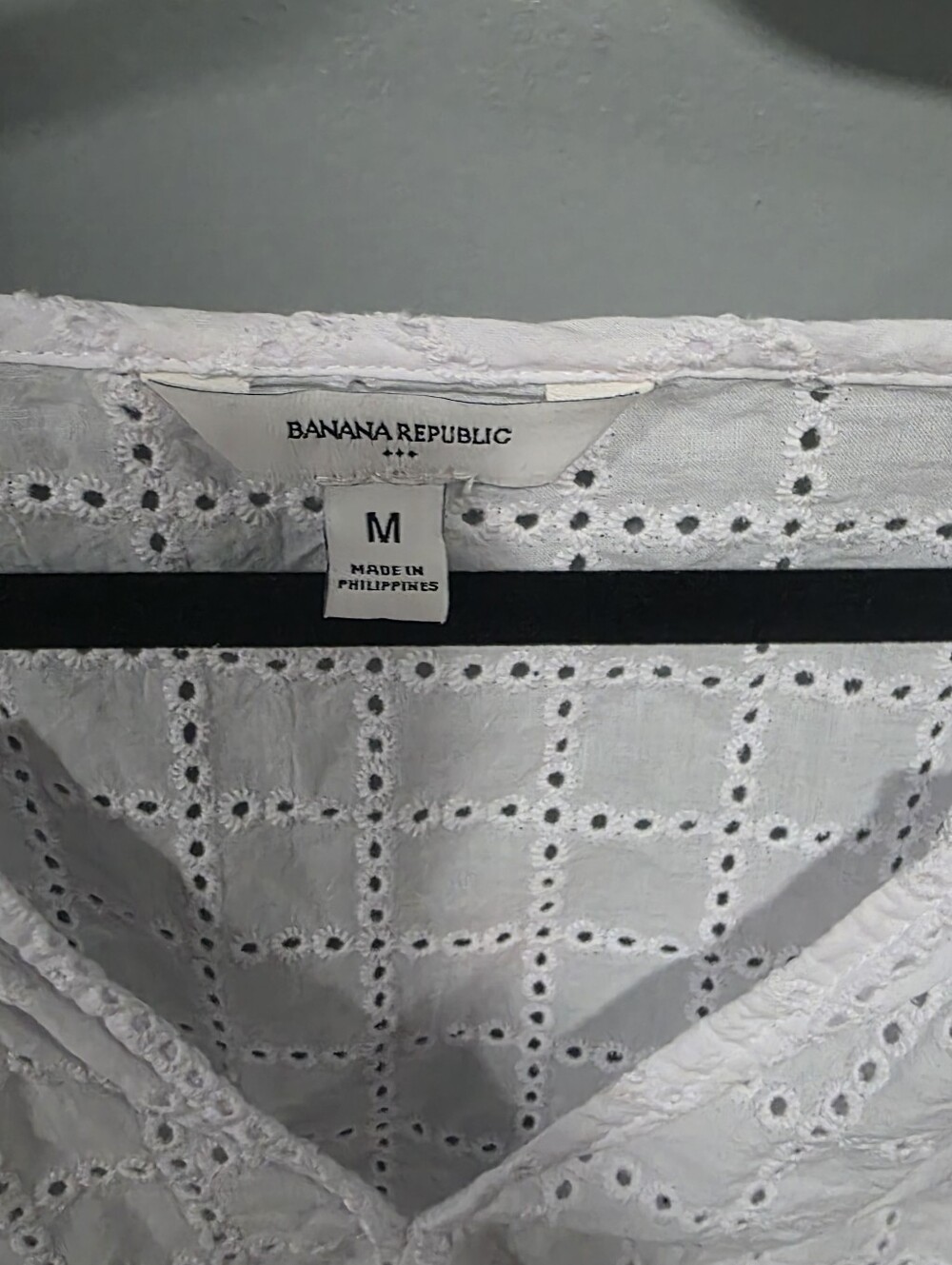 BANANA REPUBLIC Women's White Eyelet V-Neck Peasant Top Medium - Picture 2 of 5